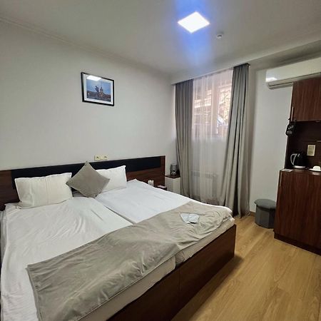 Mashtots Hotel Yerevan Exterior photo