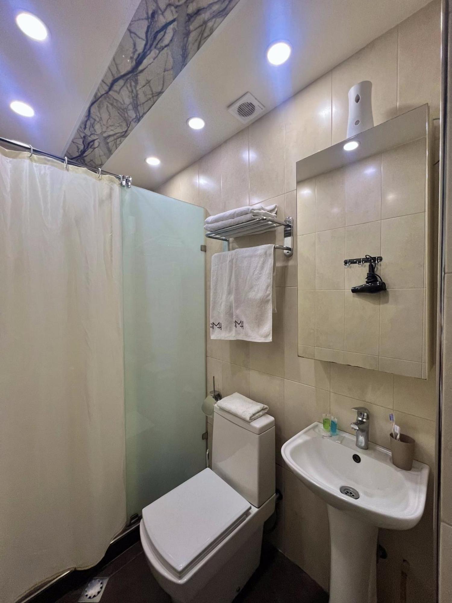 Mashtots Hotel Yerevan Exterior photo