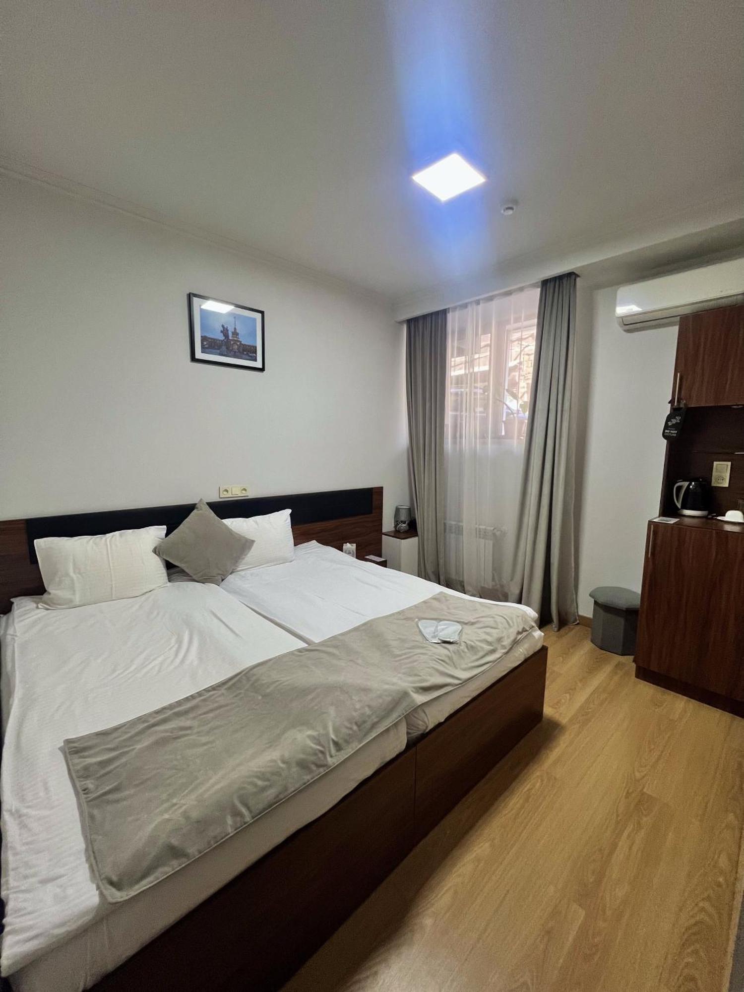 Mashtots Hotel Yerevan Exterior photo