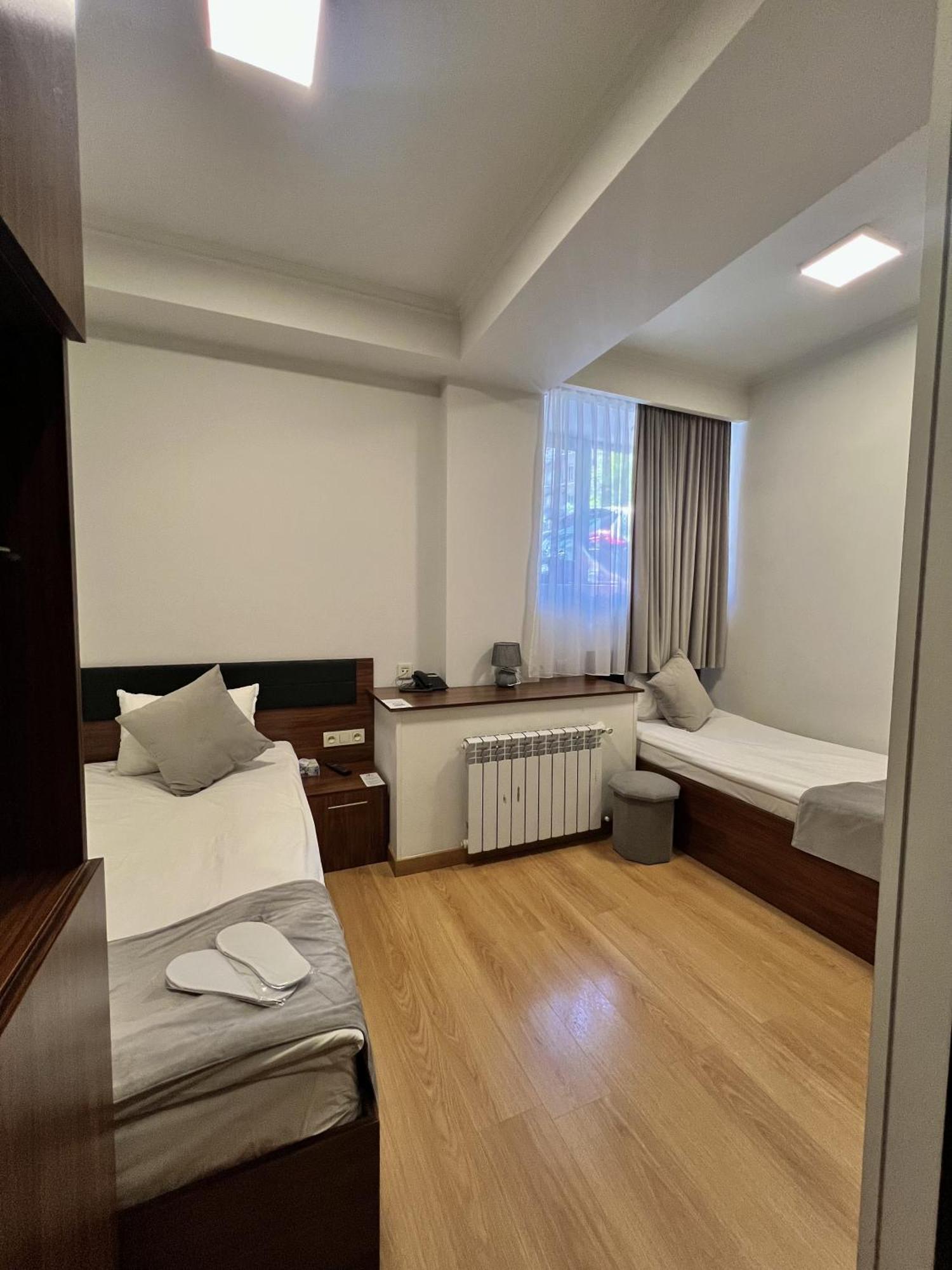 Mashtots Hotel Yerevan Exterior photo