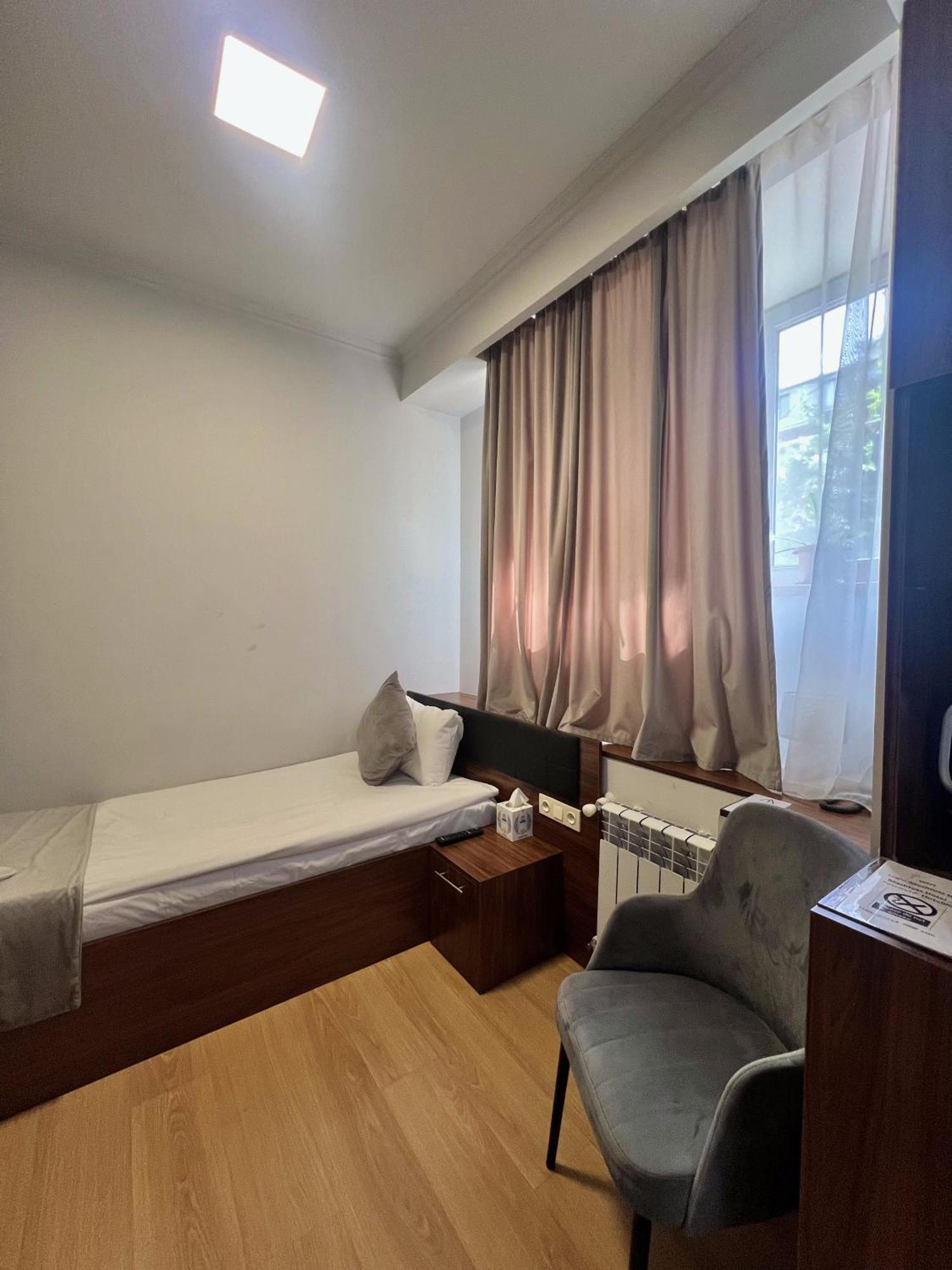 Mashtots Hotel Yerevan Exterior photo