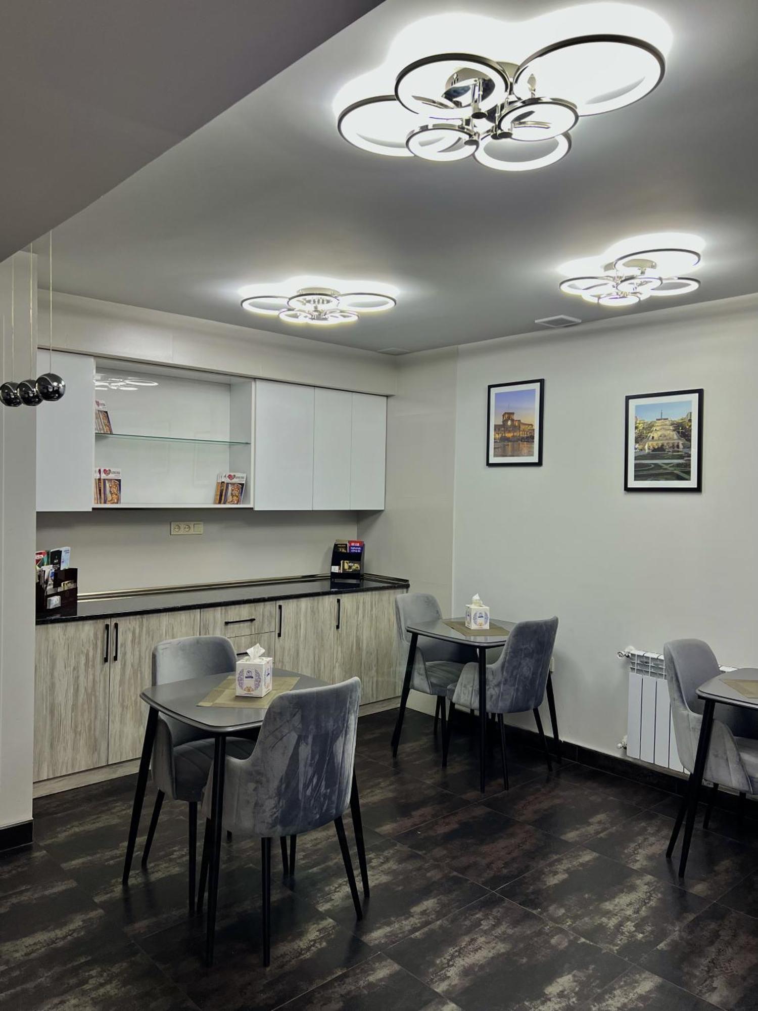 Mashtots Hotel Yerevan Exterior photo