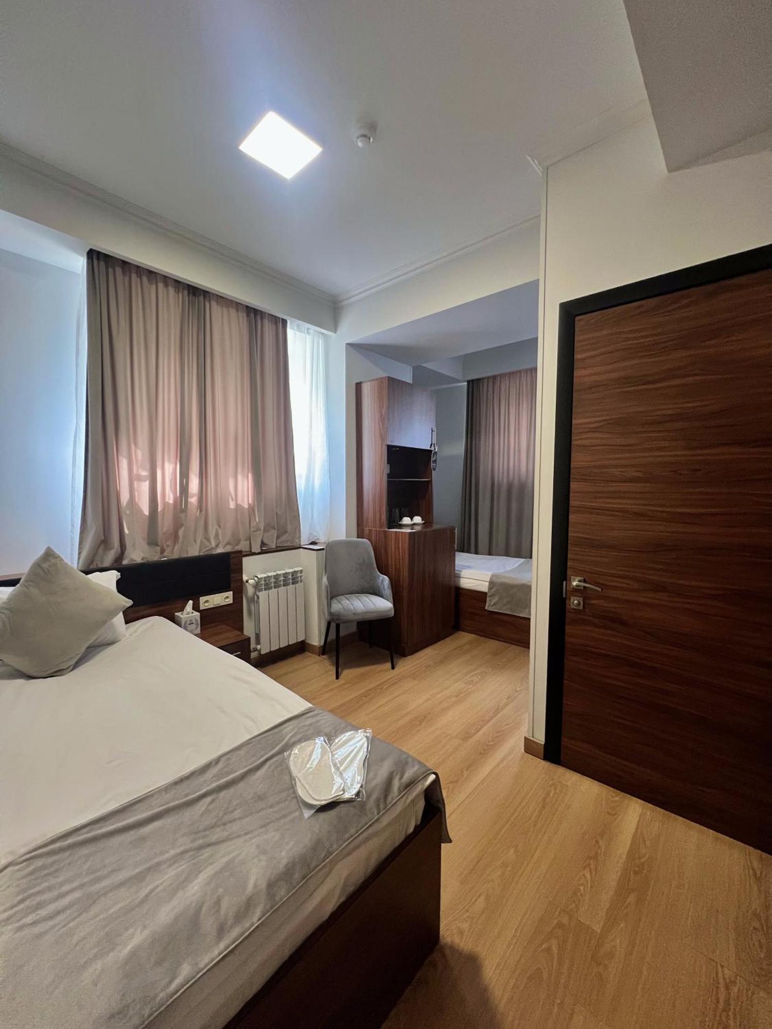 Mashtots Hotel Yerevan Exterior photo