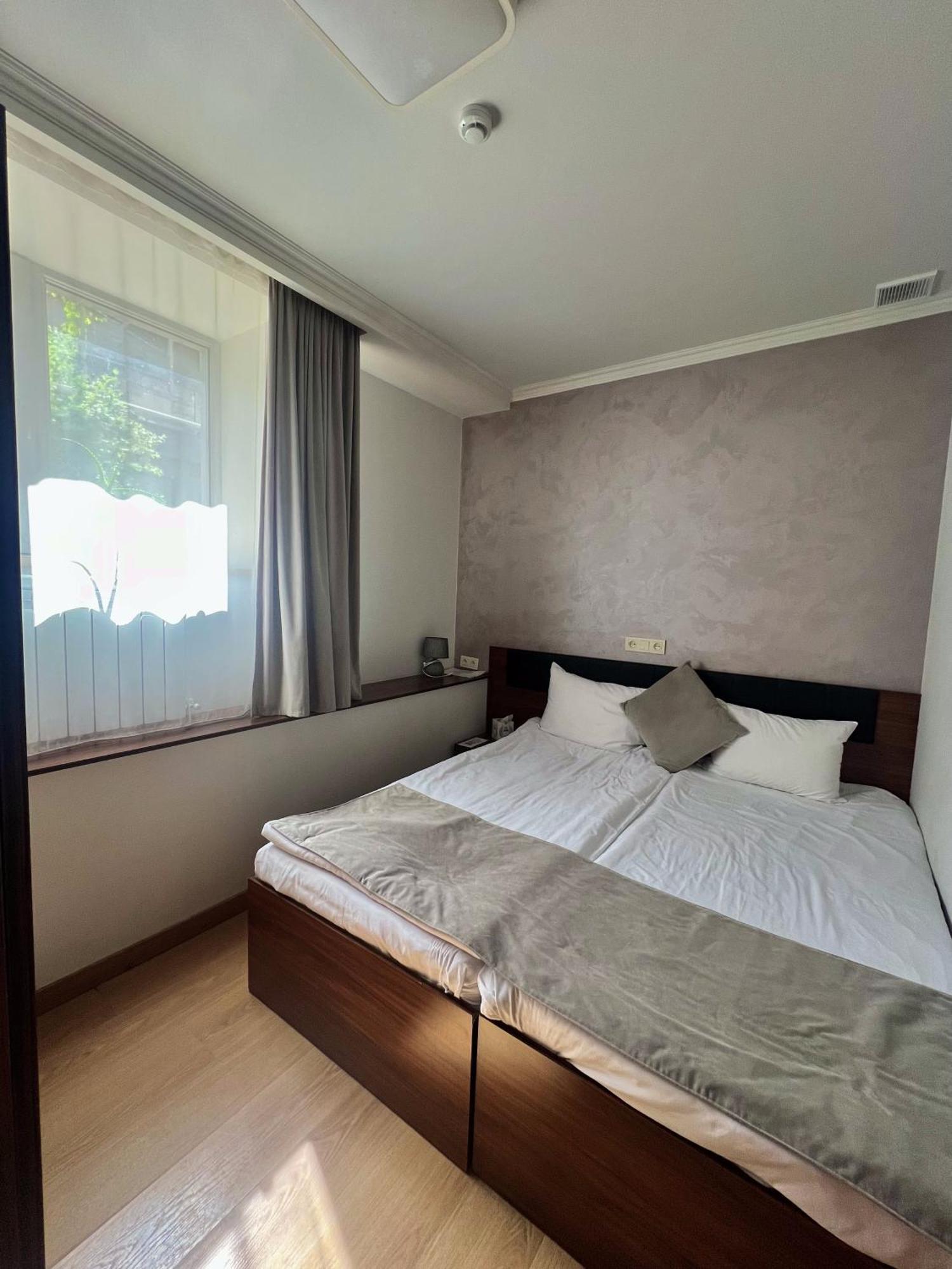 Mashtots Hotel Yerevan Exterior photo