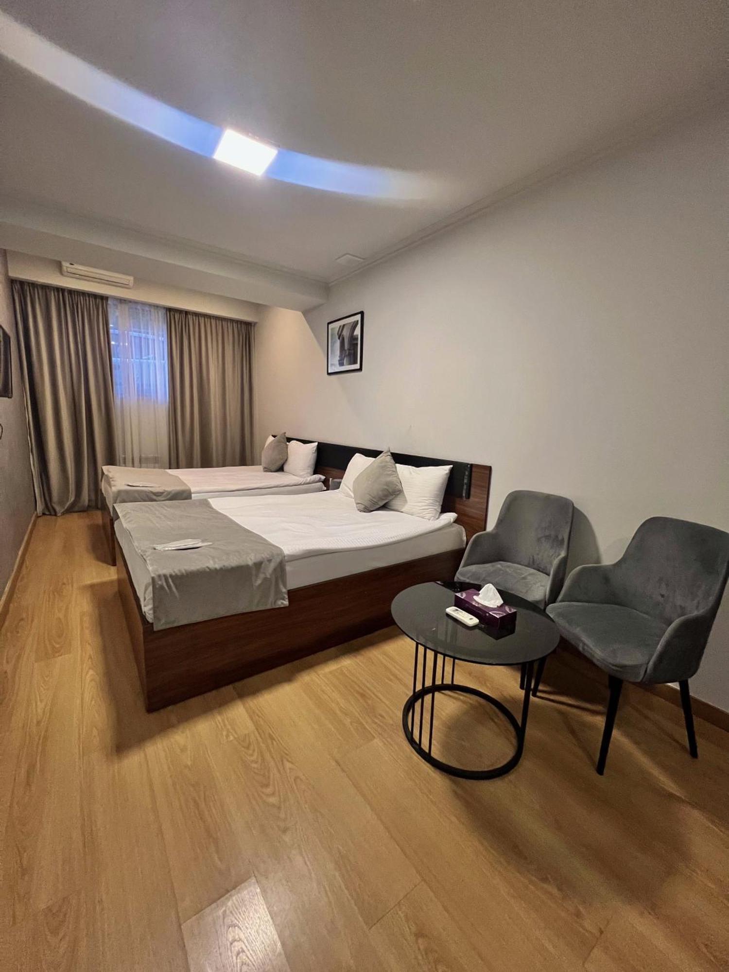 Mashtots Hotel Yerevan Exterior photo