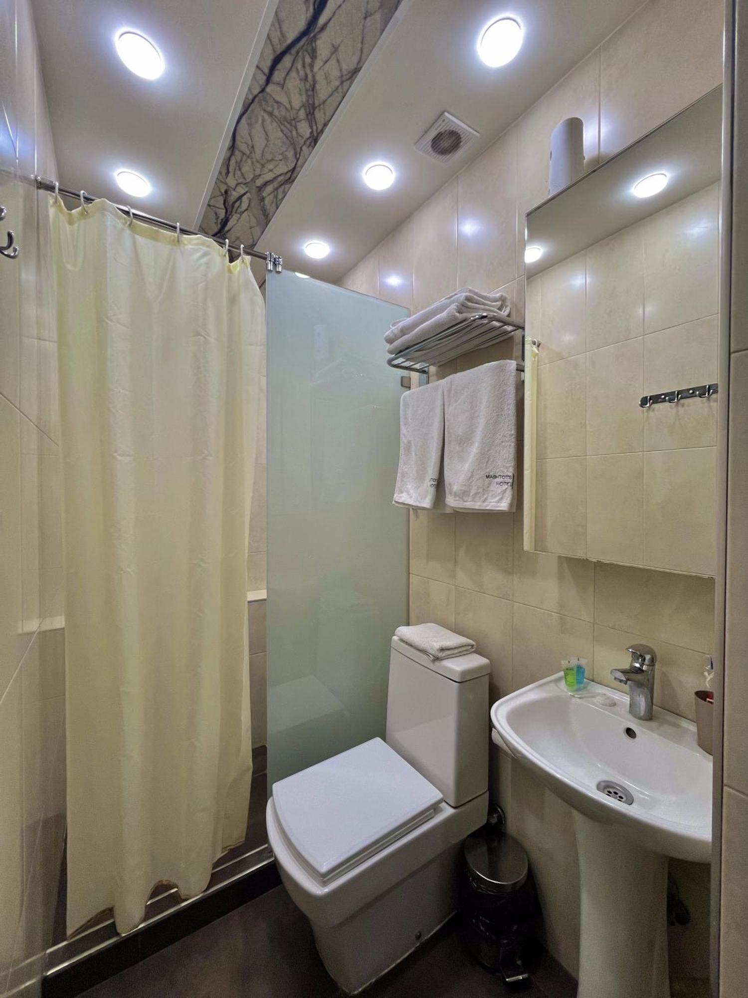 Mashtots Hotel Yerevan Exterior photo