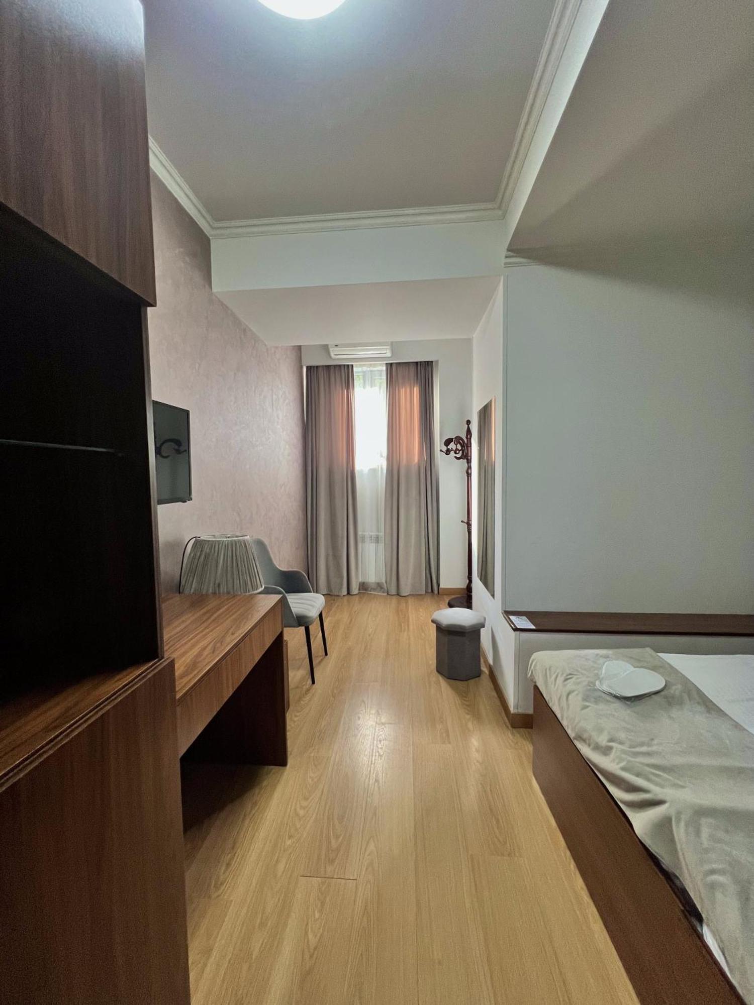 Mashtots Hotel Yerevan Exterior photo