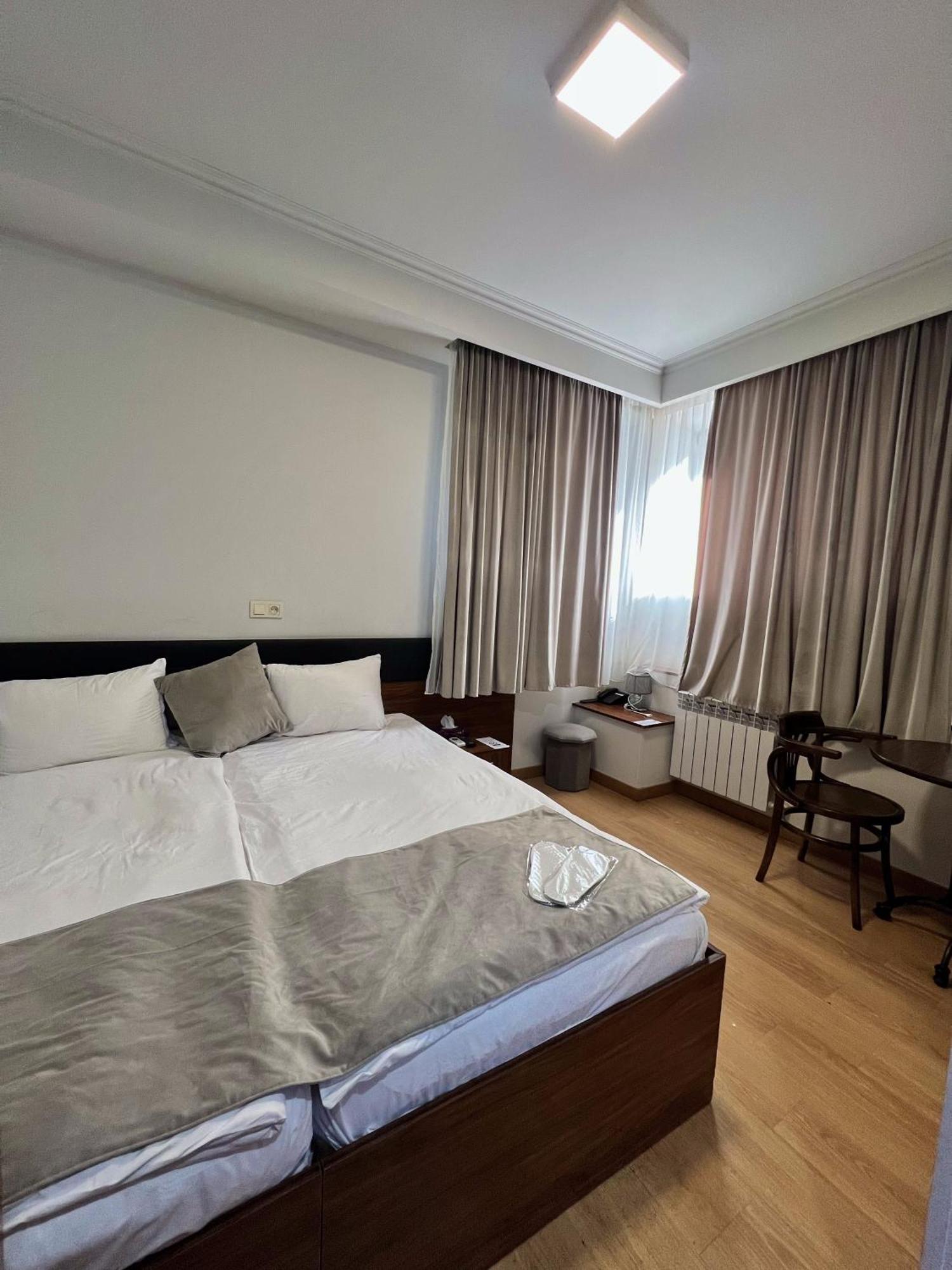 Mashtots Hotel Yerevan Exterior photo