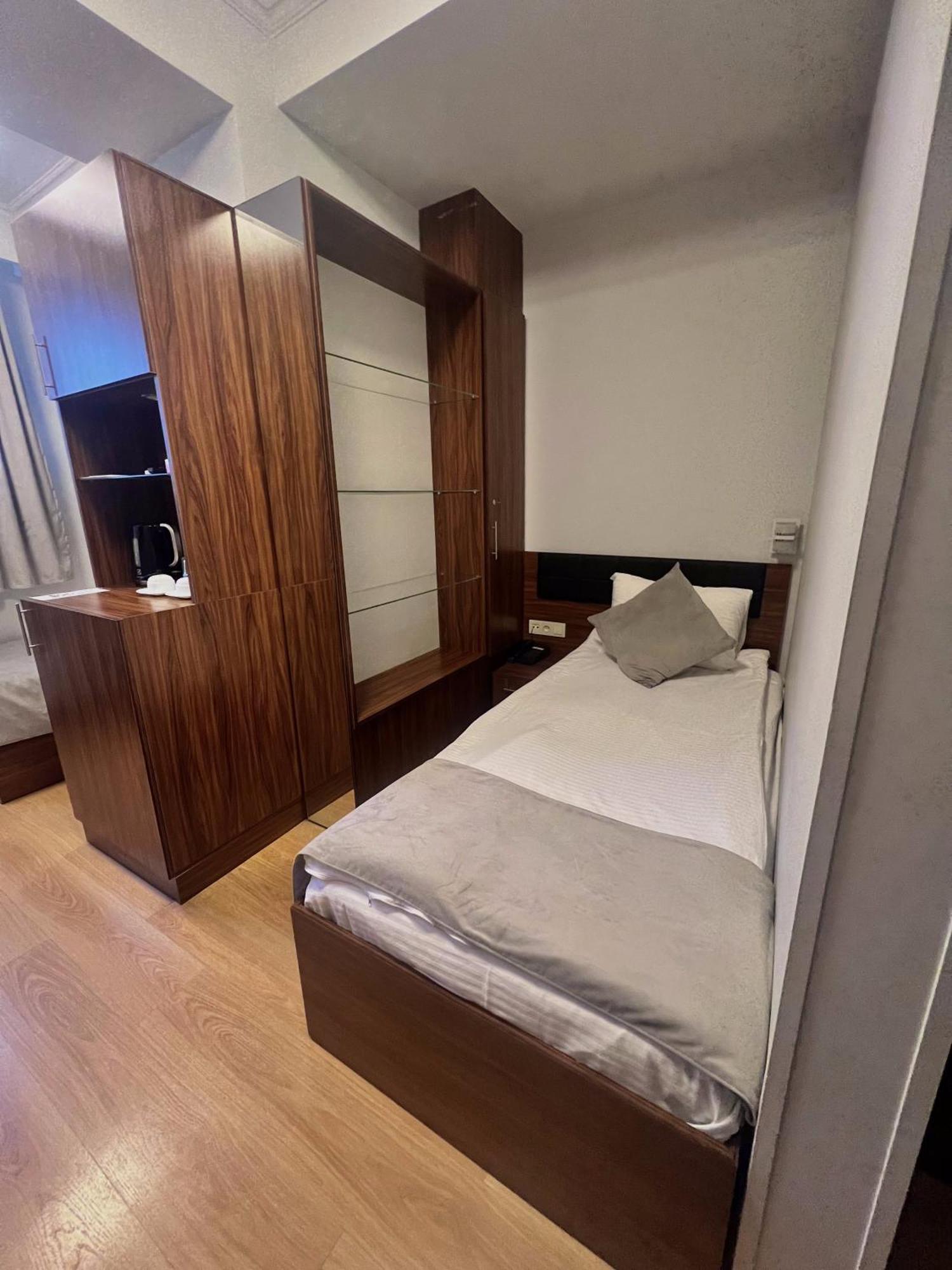 Mashtots Hotel Yerevan Exterior photo
