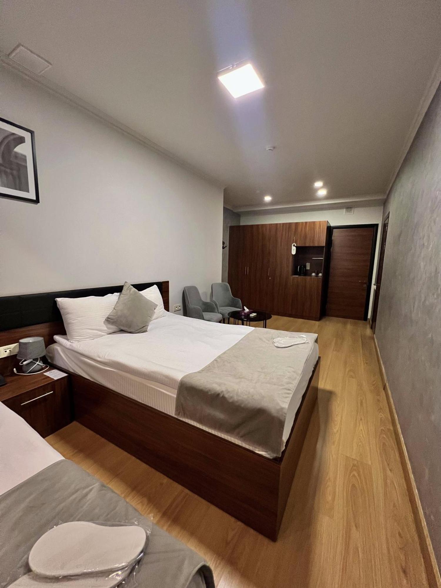 Mashtots Hotel Yerevan Exterior photo