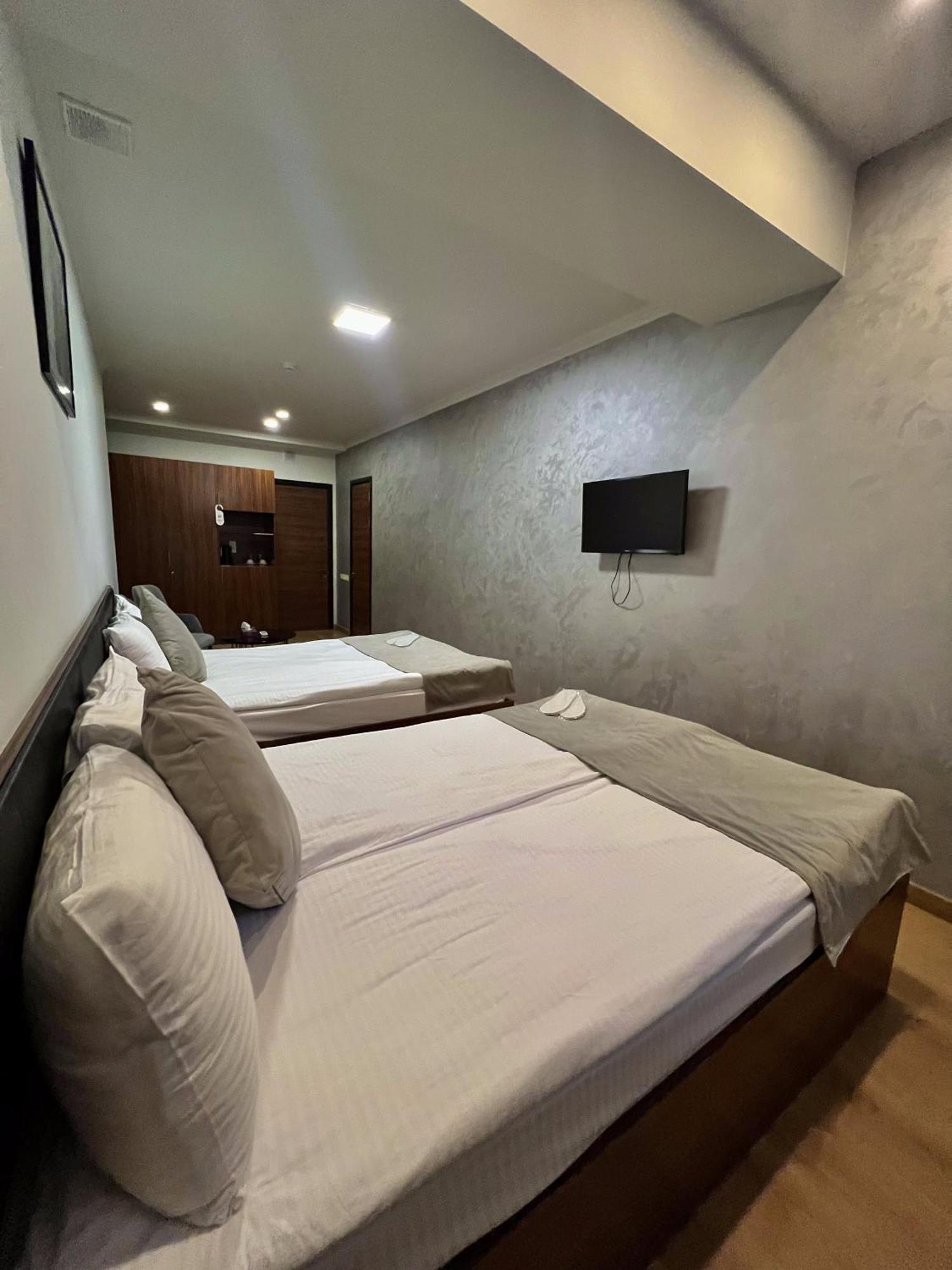 Mashtots Hotel Yerevan Exterior photo