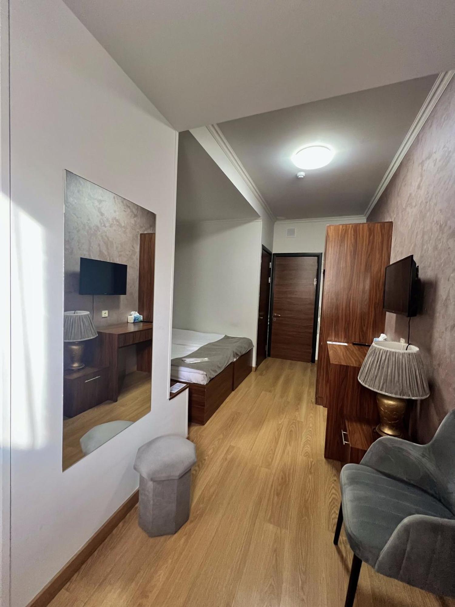 Mashtots Hotel Yerevan Exterior photo